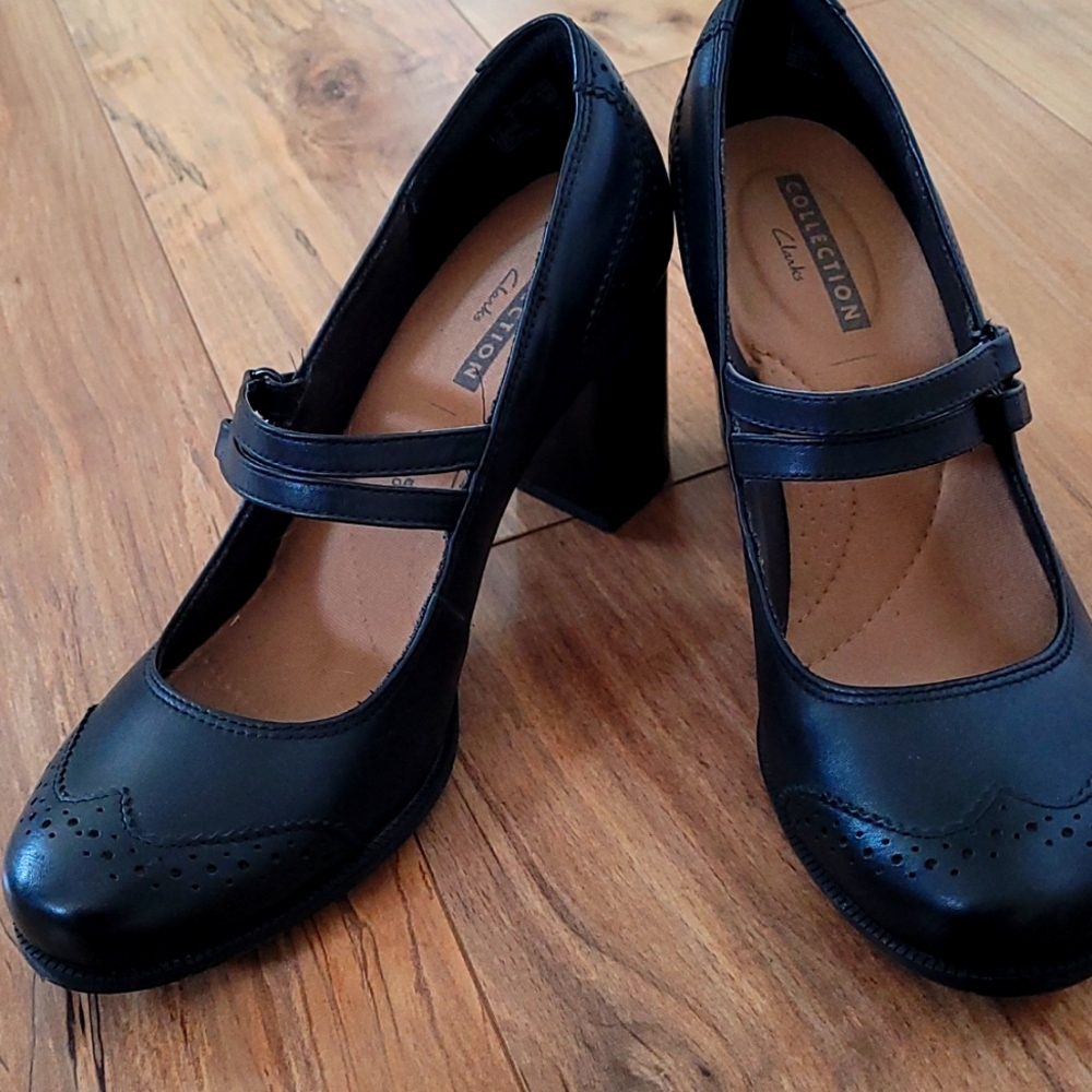 Black pumps